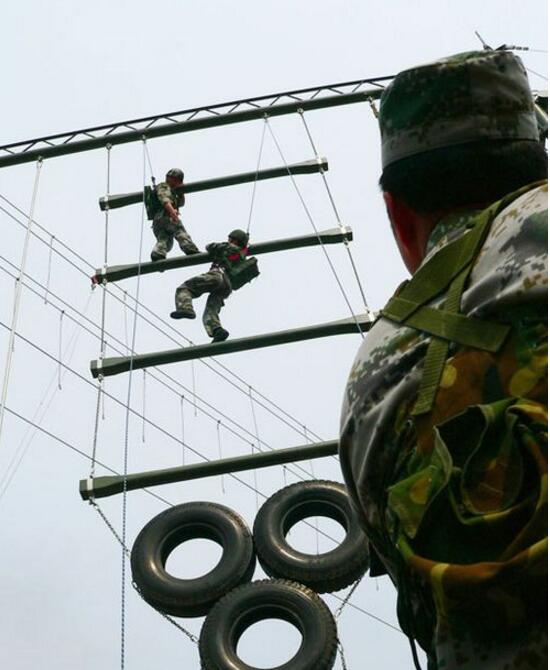 军事训练高空项目风采-高空巨人梯
